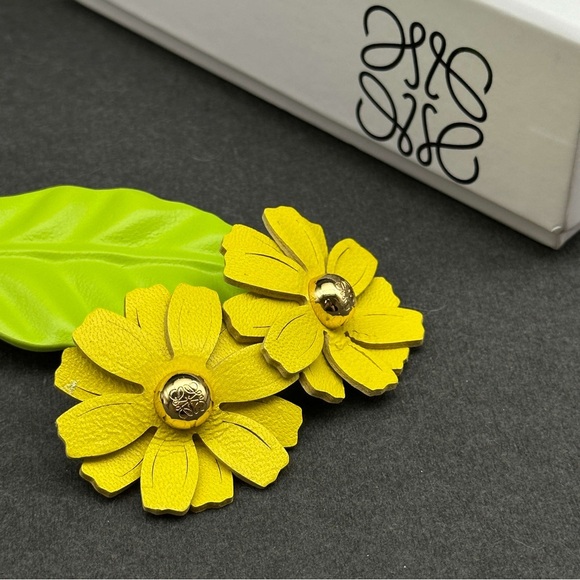 Loewe Green and Yellow Floral Key Holder with Gold Ring - Picture 6 of 7